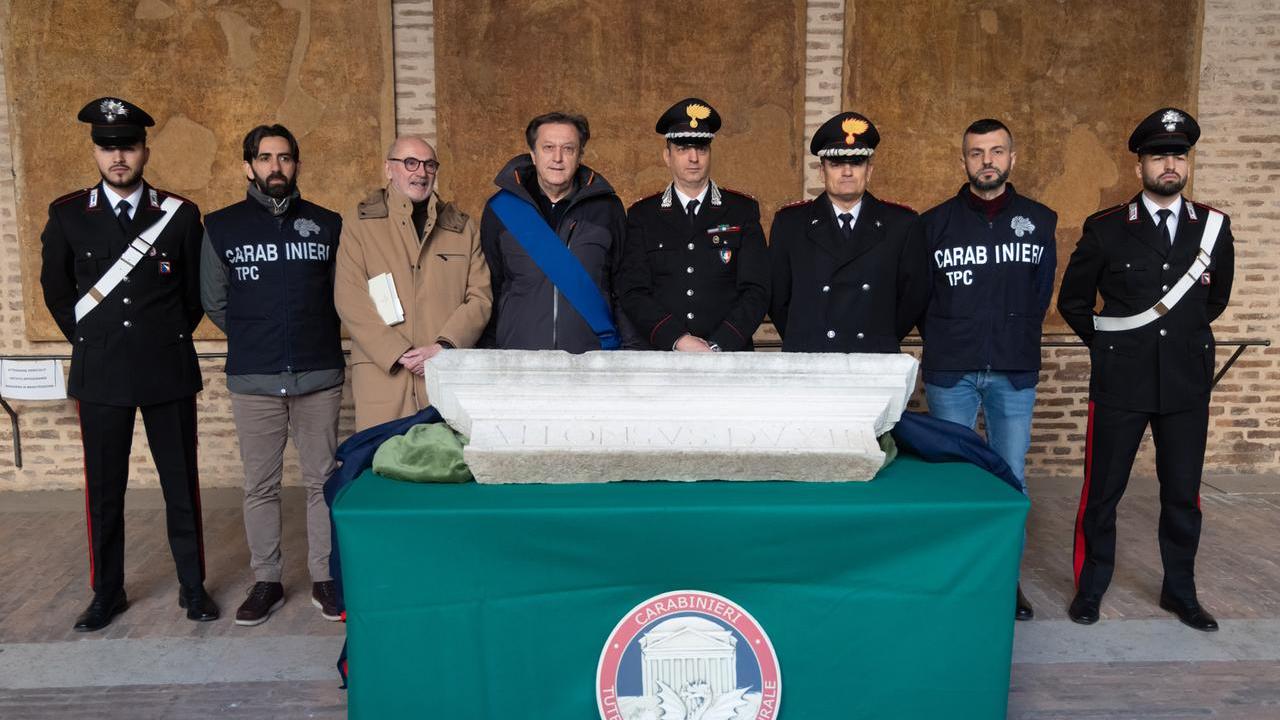 Ritrovato uno storico architrave che arredava i camerini di Alfonso I